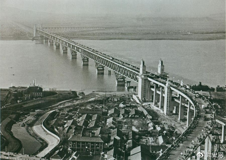 1968年12月29日， 南京長(zhǎng)江大橋全面建成通車。這是當(dāng)時(shí)中國(guó)自行設(shè)計(jì)建造的最大的鐵路、公路兩用橋。